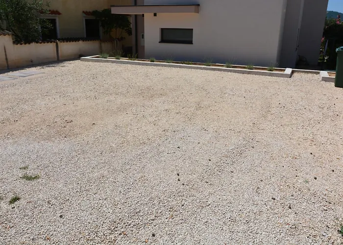 Sole アパート トゥラニ